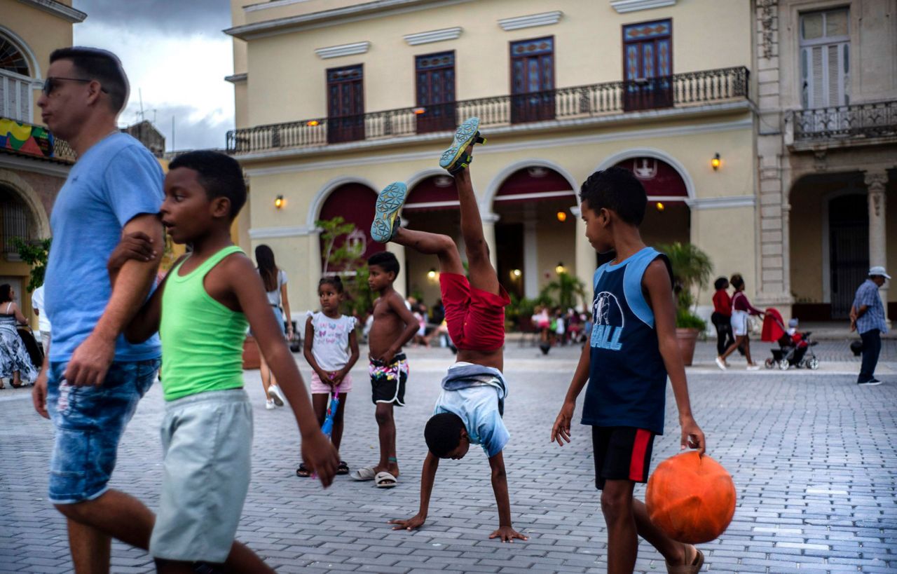Реальное время куба. Куба Гавана 2021 сейчас. Куба кубинцы дети. Куба Гавана люди. Человек в Кубе.