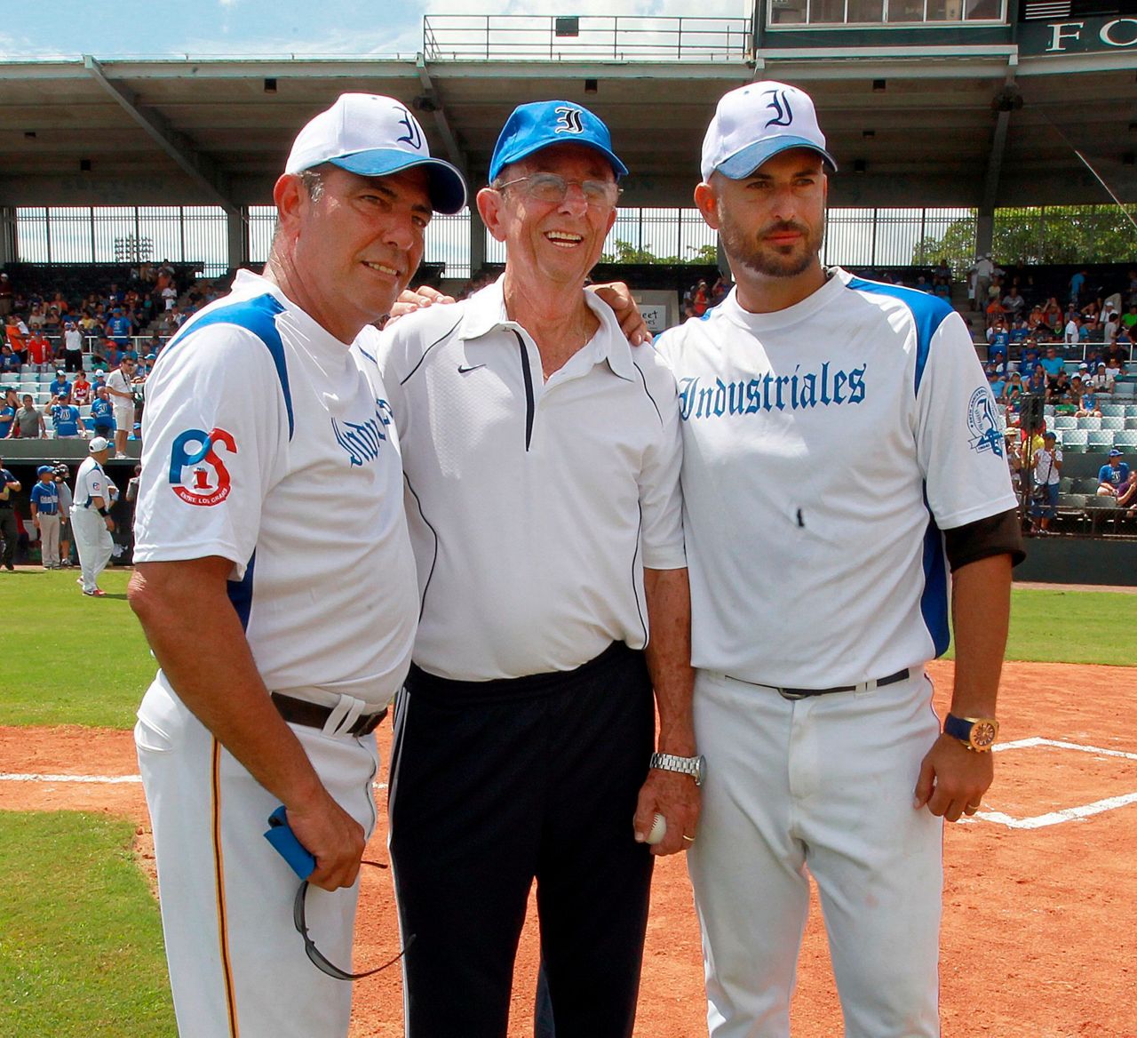 Former MLB pitchers Livan Hernandez, left, and his half-brother