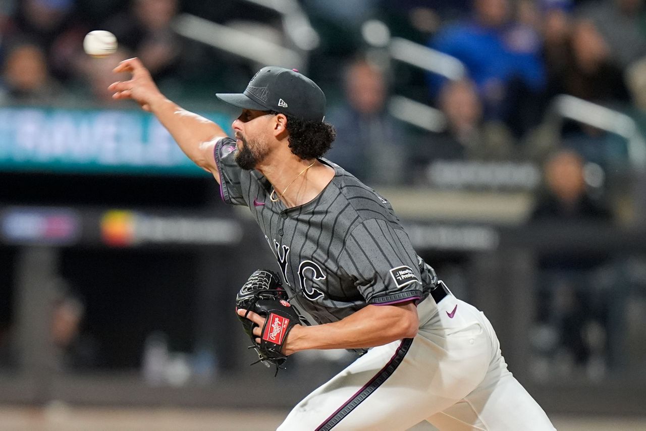 Mets to cut López after reliever throws glove into stands