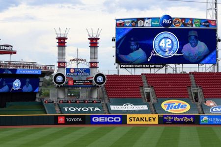 Braves, Cubs celebrate postponed Jackie Robinson Day