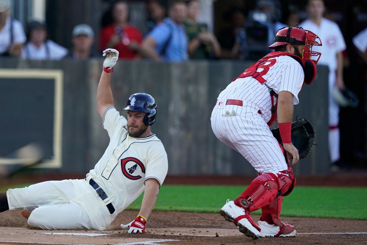 Smyly stars as Cubs beat Reds in 2nd 'Field of Dreams' game