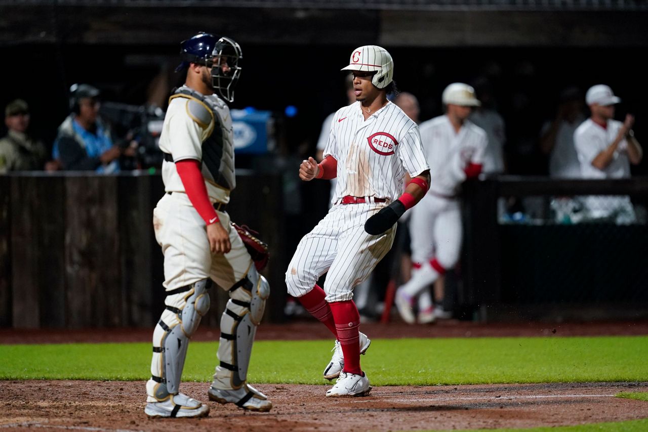 Smyly stars as Cubs beat Reds in 2nd 'Field of Dreams' game