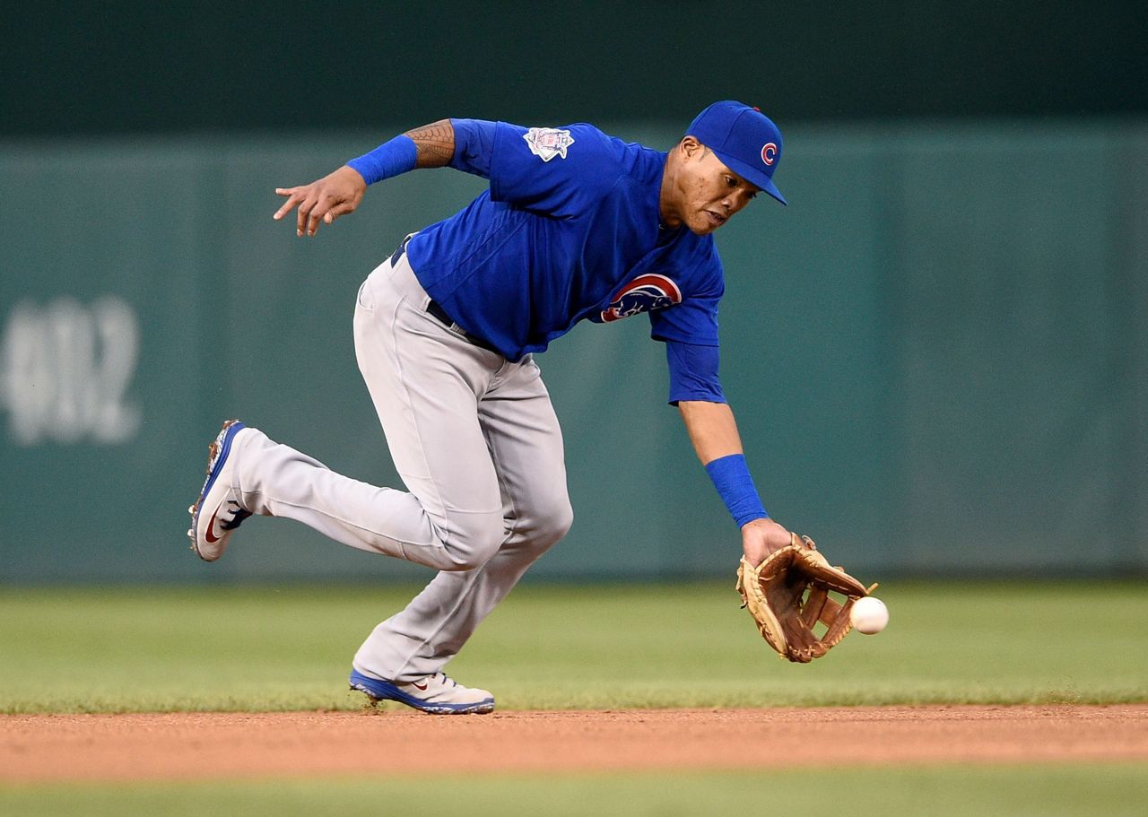 Chicago Cubs president Theo Epstein throws terrible first pitch