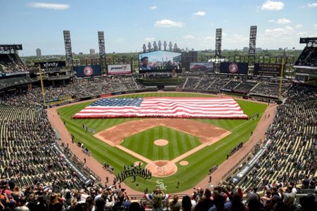 Mayor Lightfoot announces the return of fans in Chicago ballparks