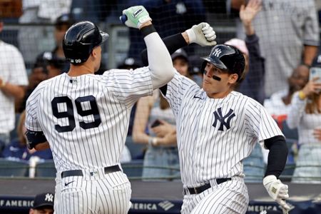 Judge hits 2 of Yanks' 6 HRs in rout of Cubs, 10th win in 11