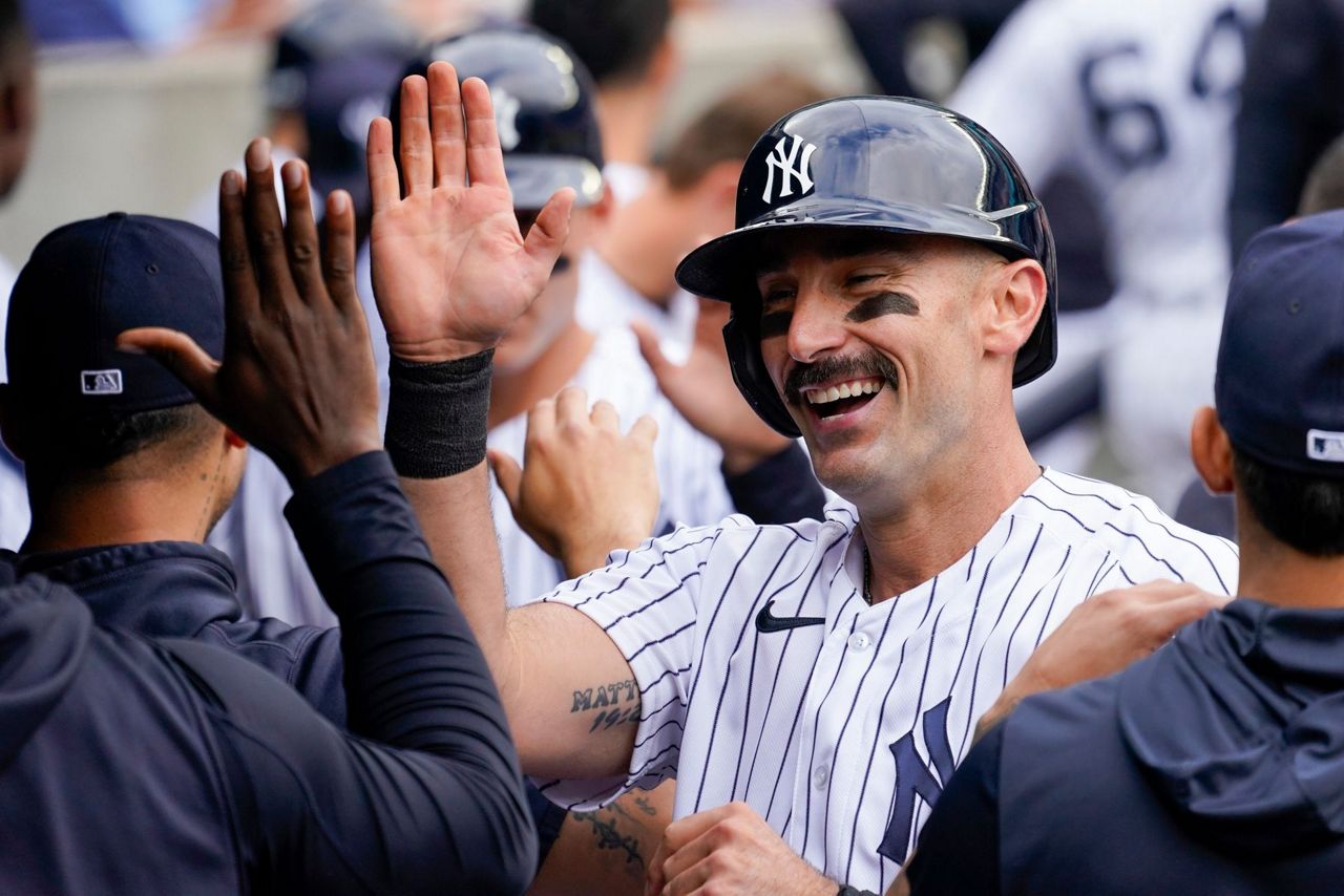 CHICAGO, IL - MAY 13: New York Yankees manager Aaron Boone (17