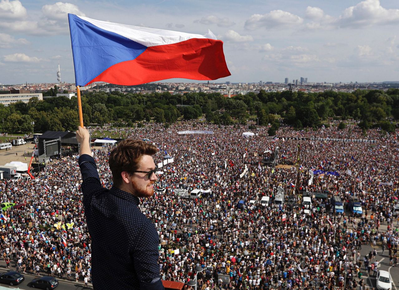 Тысячи людей. Митинг в Чехии. Митинг в Праге. 200 Тысяч человек. СТО тысяч человек.