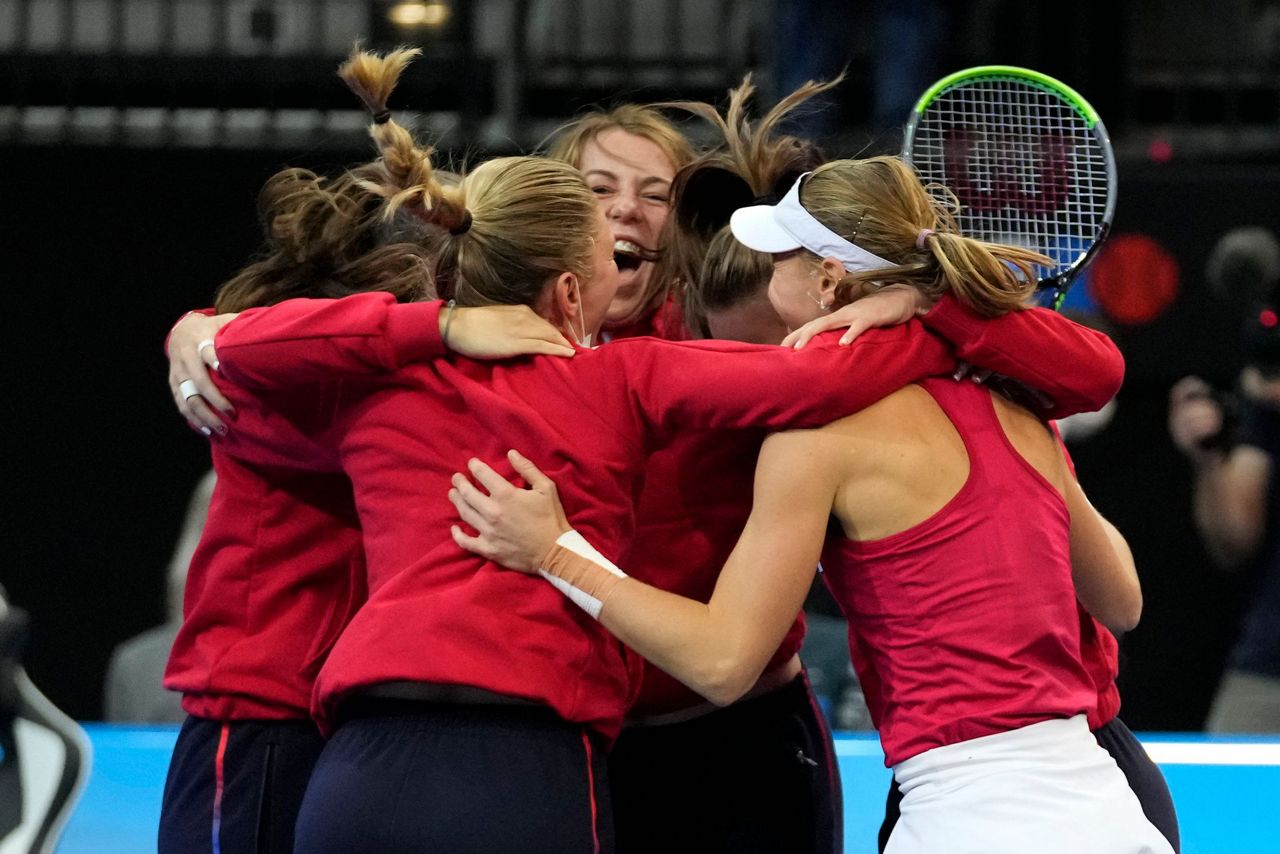 Королем спорта называют. Сборная России по теннису в Кубке Билли Джин Кинг. Радость Победы женщины. Красивый финал. Билли Джин Кинг победила.