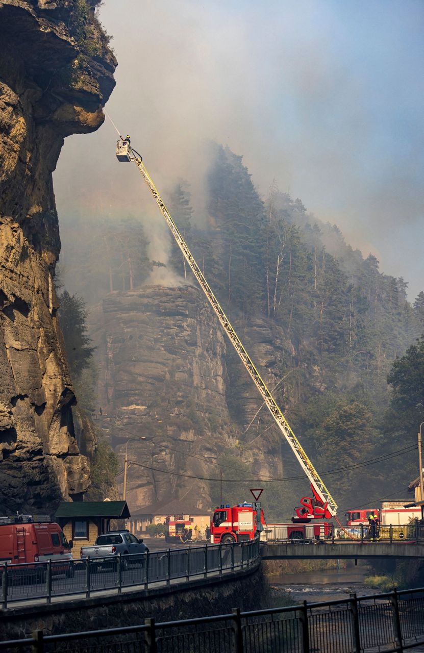 Hundreds of firefighters battle blaze on Czech-German border