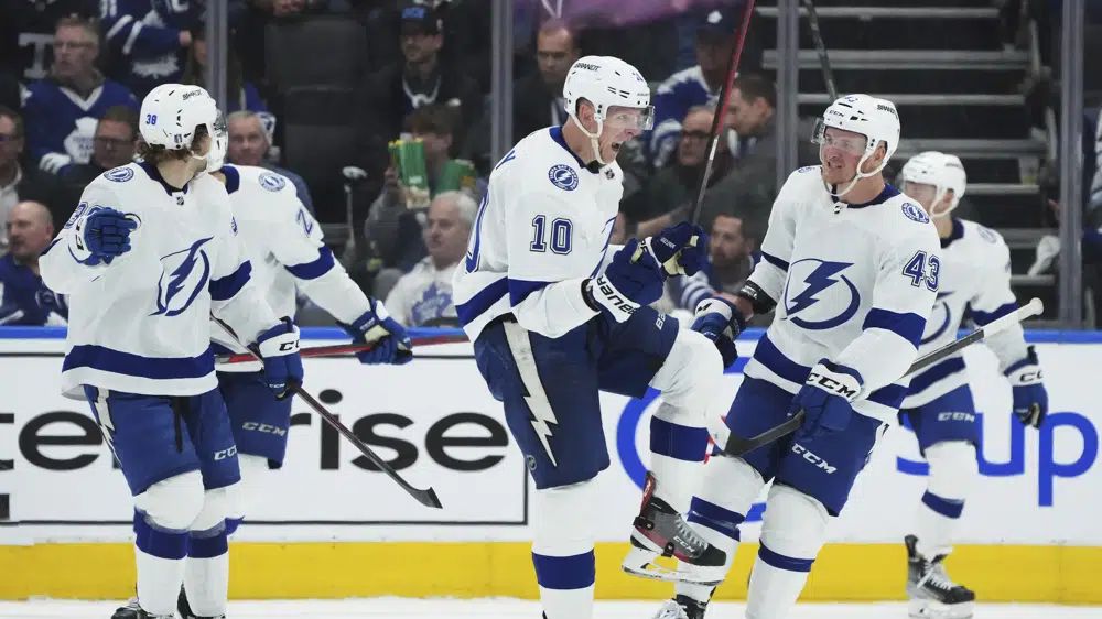 Reilly scores in OT to lift Maple Leafs past Lightning, 4-3