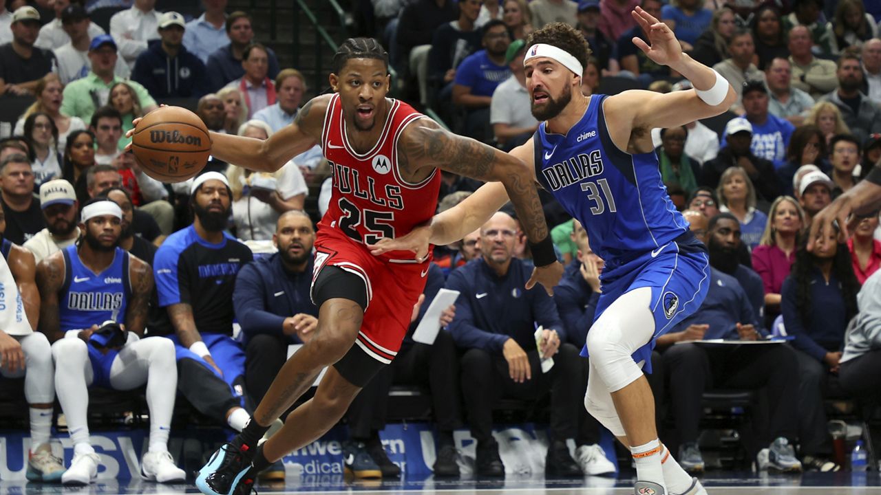 Chicago Bulls forward Dalen Terry (25) tries to drive past Dallas Mavericks guard Klay Thompson (31) in the first half of an NBA basketball game Wednesday, Nov. 6, 2024, in Dallas. (AP Photo/Richard W. Rodriguez)