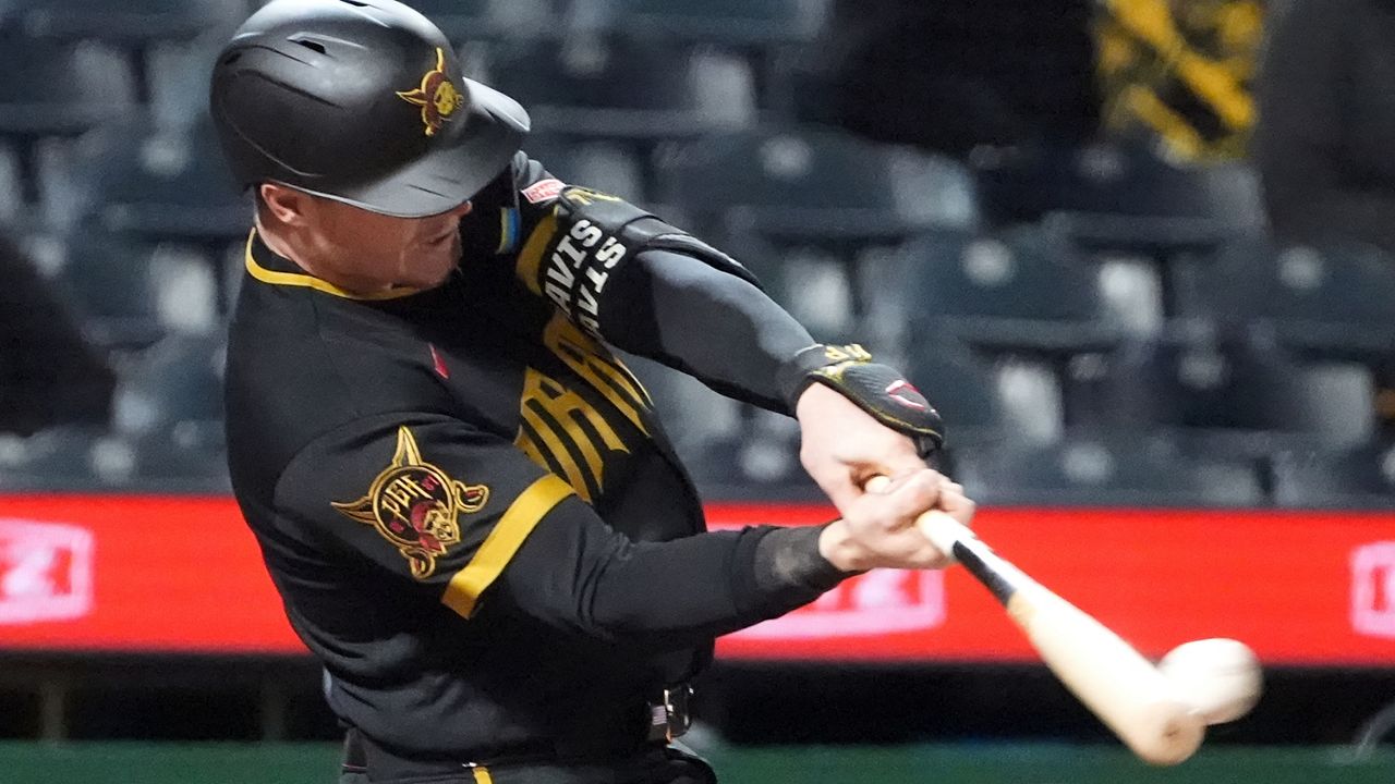 Pirates beat Central-leading Reds 9-1