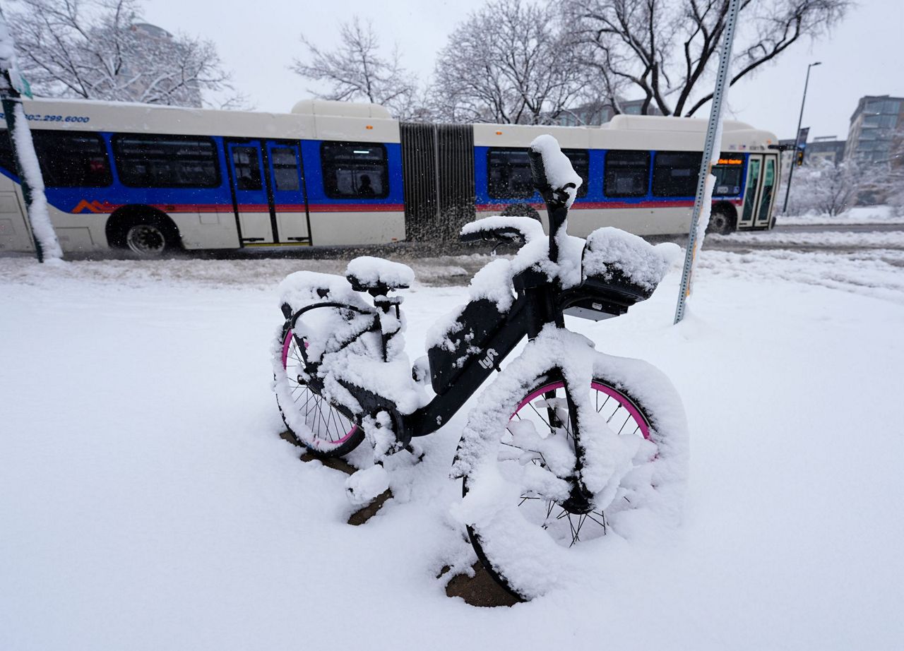 Colorado snowstorm closes highways and schools for a second day