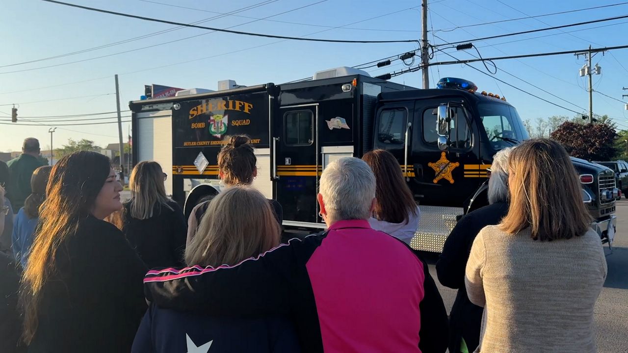 Hundreds of officers and supporters came to pay their last respects as Hamilton County Sheriff's Deputy Larry Henderson was laid to rest Friday. 