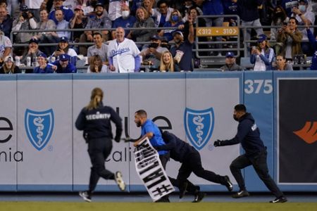 Urías wins MLB-leading 18th, Dodgers beat D-backs 5-3