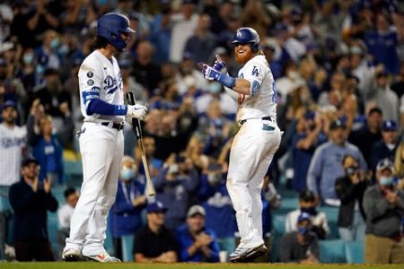 Kershaw strikes out 5 in return, Dodgers beat D-backs 5-1