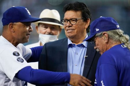 Julio Urías Earns MLB-Leading 18th Win, Dodgers Beat D-backs 5-3