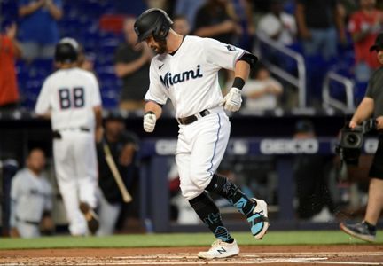 Arizona's Bumgarner ejected after 1st inning at Miami