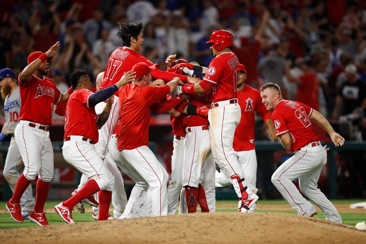 Andrelton Simmons, Shohei Ohtani both injured in Angels' loss