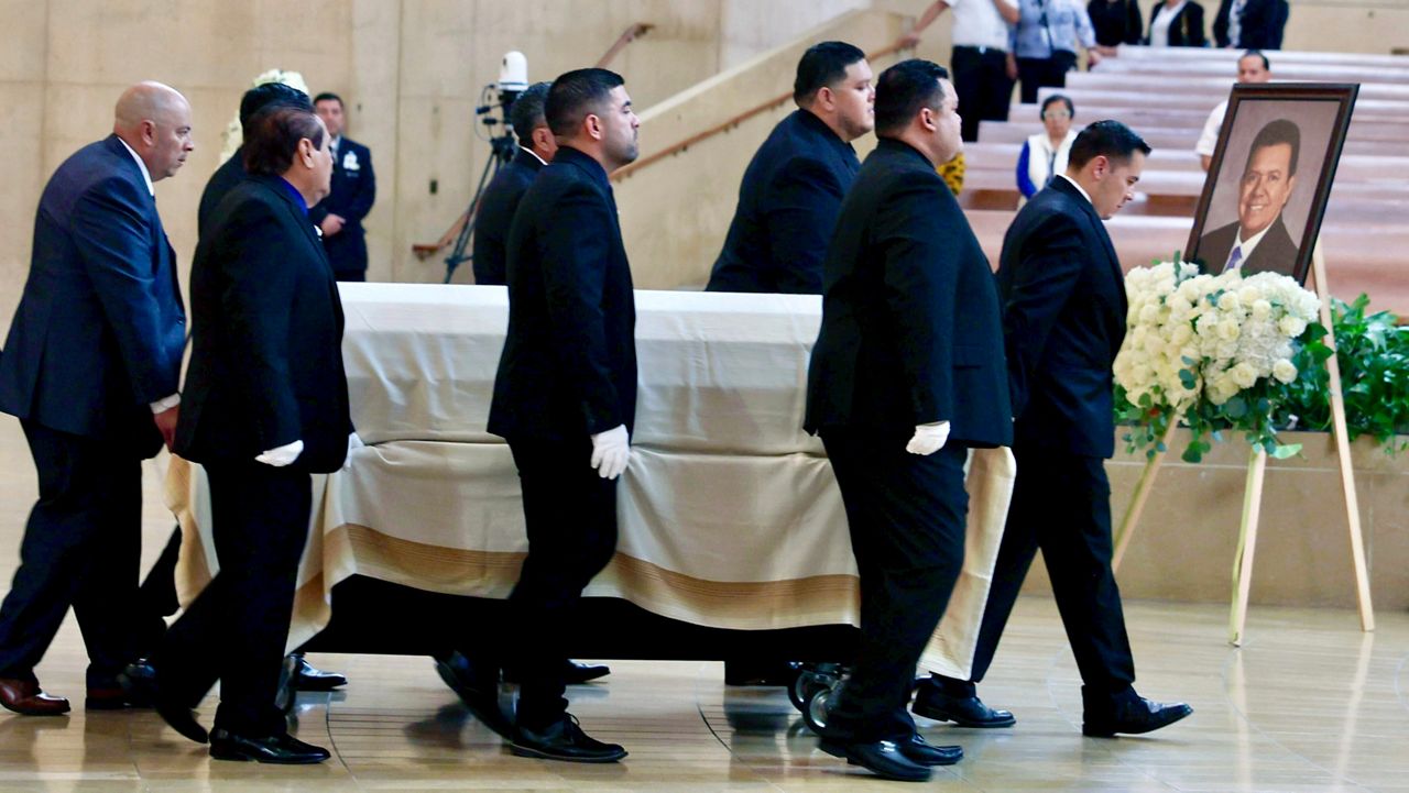 Fernando Valenzuela, realiza el lanzamiento inaugural durante el Juego de Estrellas de la MLB, el 19 de julio de 2022.