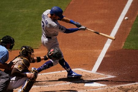 Hosmer delivers late for Padres in 5-2 win over Dodgers