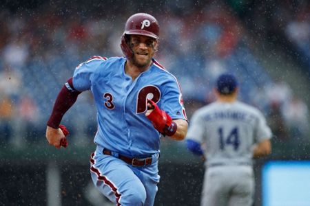 Harper, Hoskins rally Phillies past Dodgers with 4-run 7th