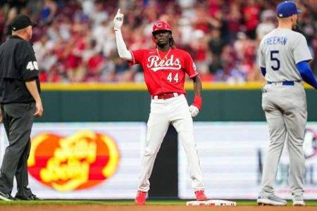 Cincinnati Reds player Ken Griffey Jr., left, congratulates