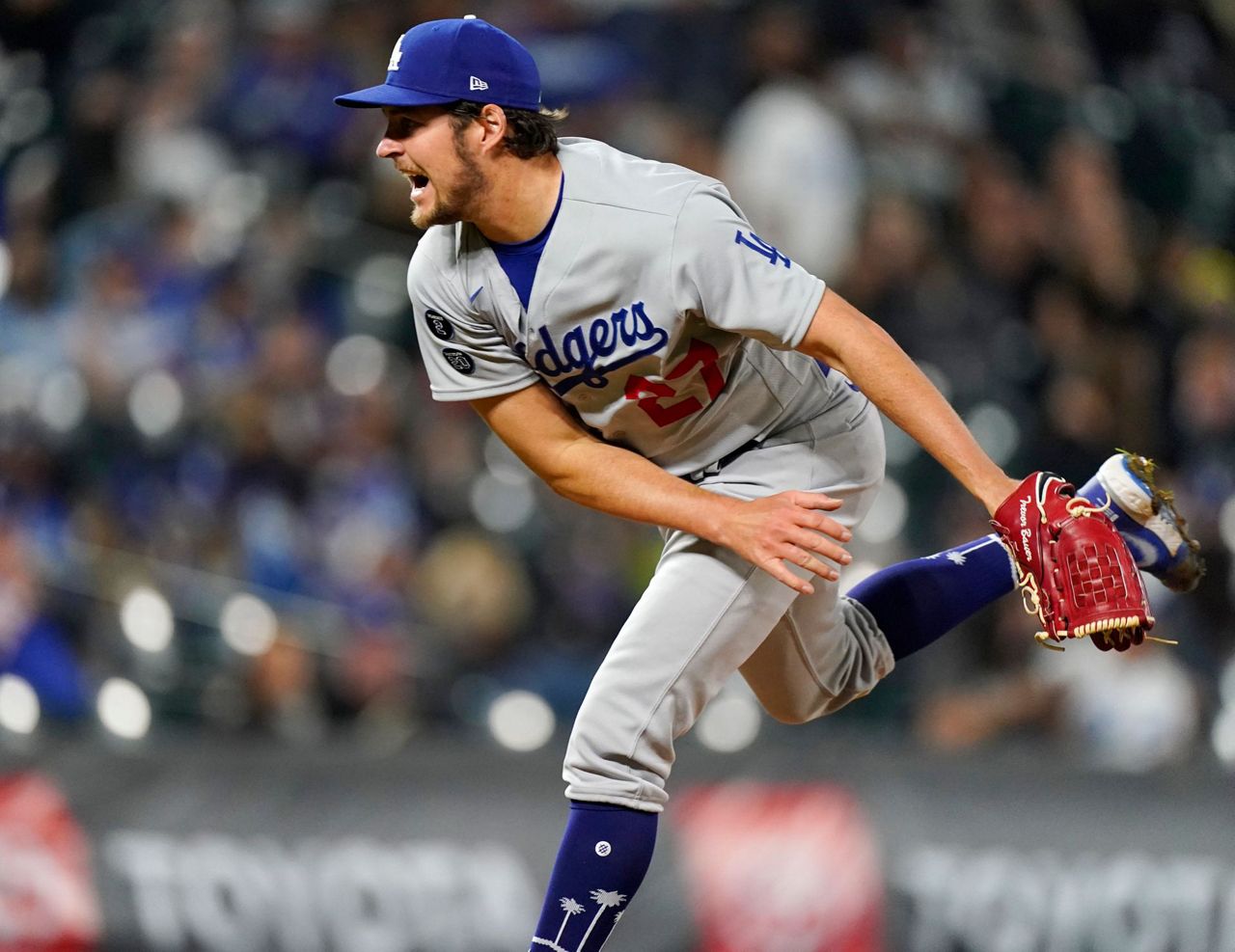 Bauer has no-hitter through 6 innings in Dodgers debut