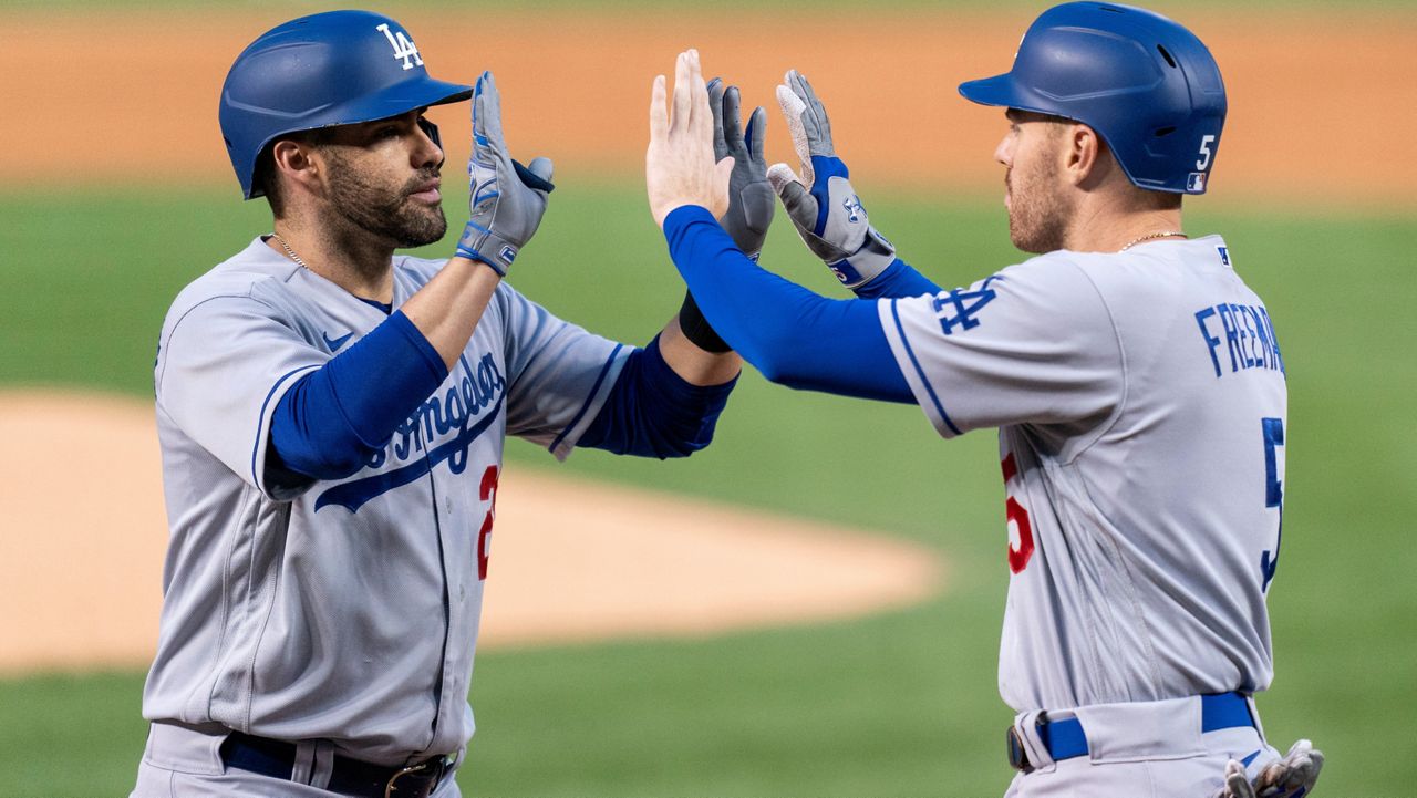 J.D. Martinez homers as Dodgers beat Nationals