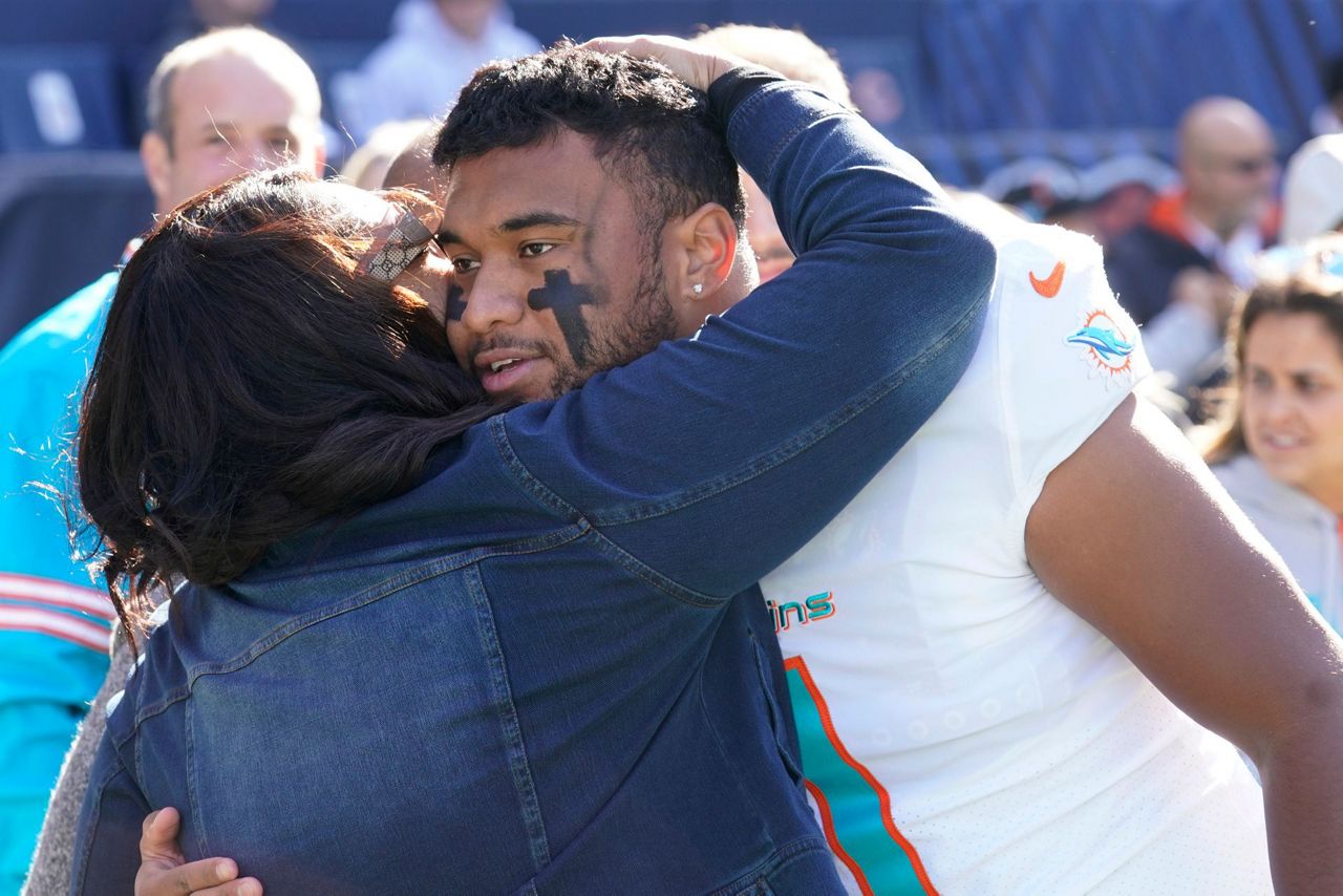 Tua Tagovailoa, Dolphins hold off Justin Fields, Bears