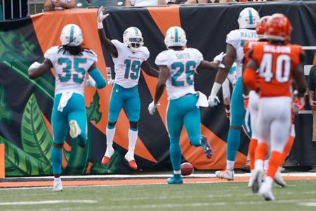 Bengals score 27 straight in rally to beat Dolphins