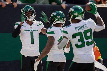 New York Jets guard Laken Tomlinson (78) defends against the