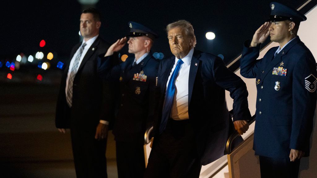 El presidente Donald Trump llega al Aeropuerto de Palm Beach en West Palm Beach, Florida.