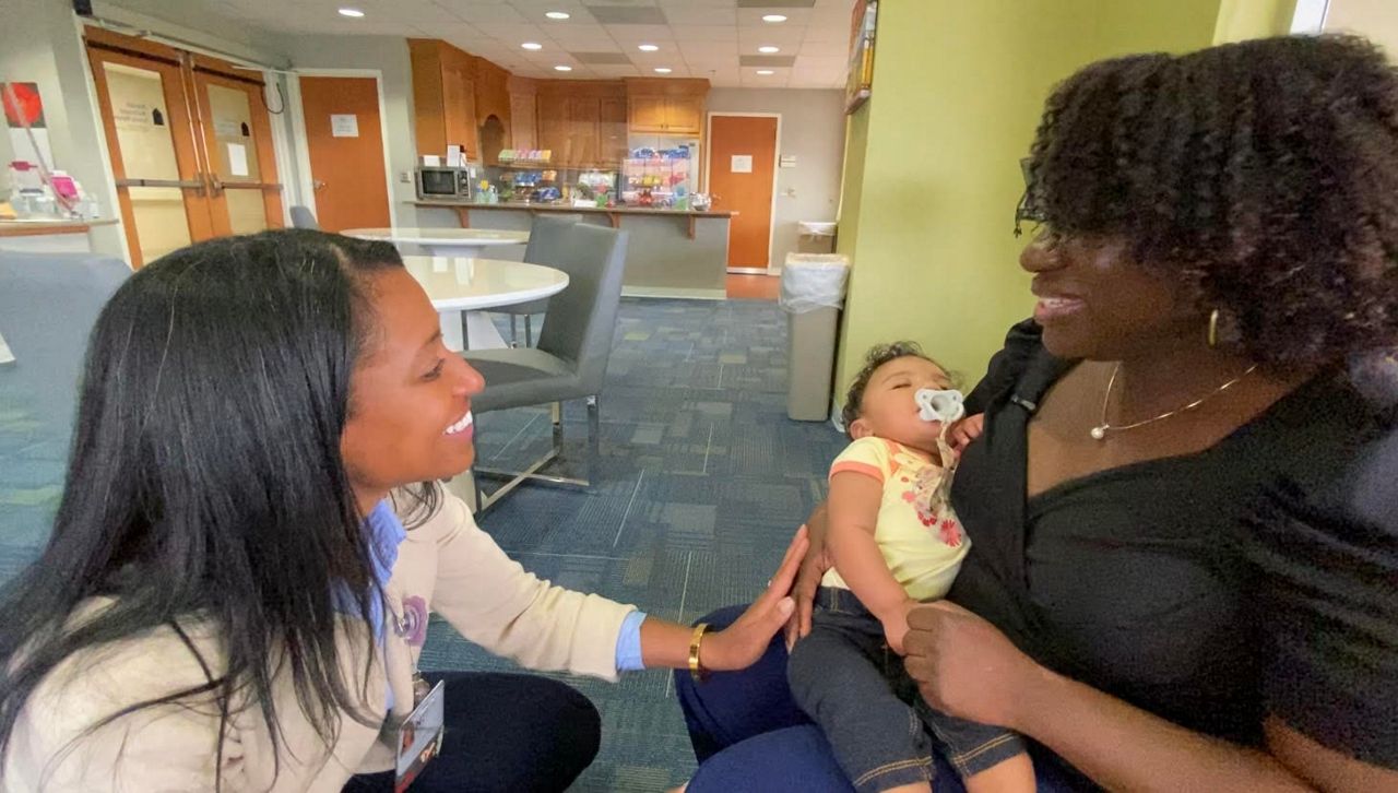 Dr. Jaleema Speaks chats with Faith Felton-Miller at Forsyth Medical Center. (Spectrum News 1/Zyneria Byrd)