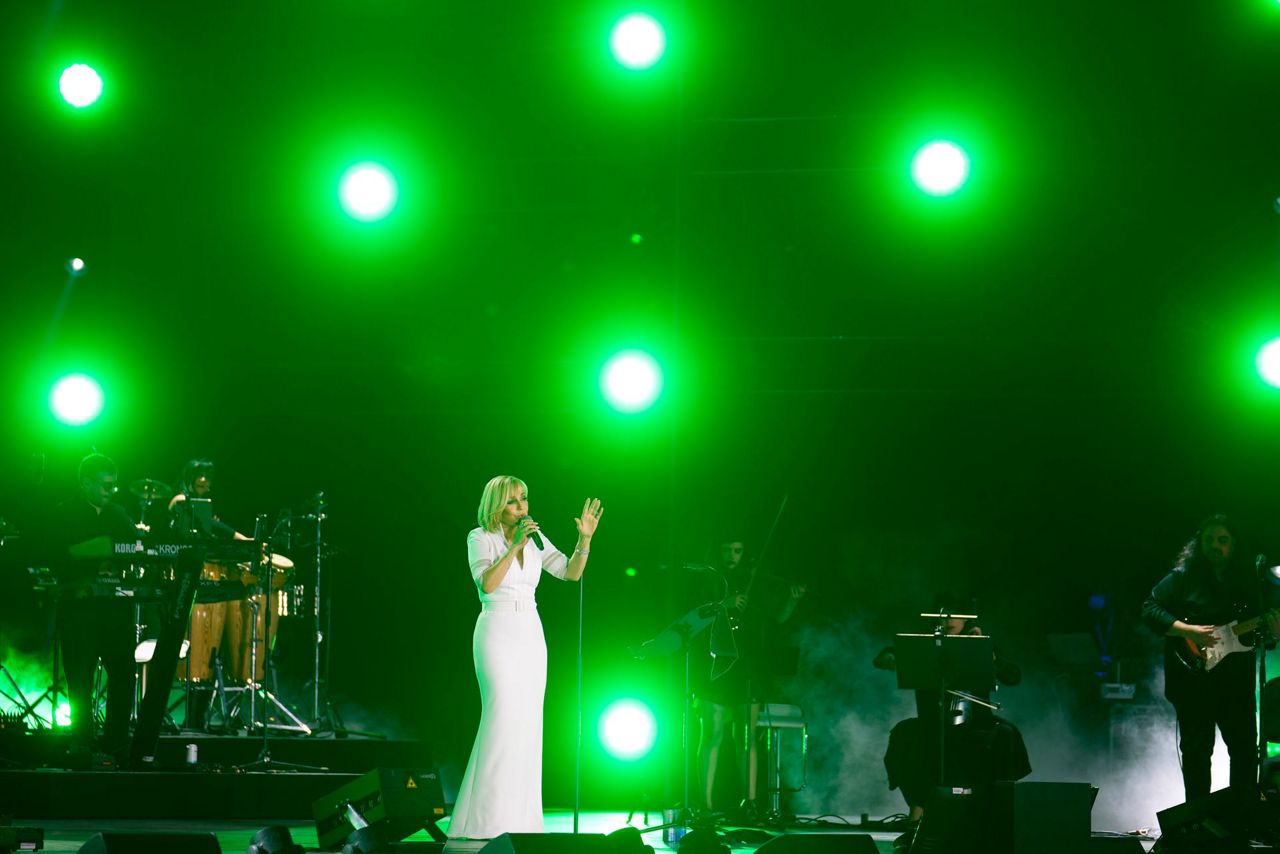 Iranian pop star Googoosh wows Dubai despite Tehran's outcry
