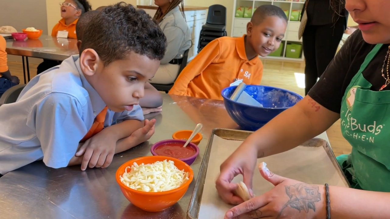 Preschoolers Make Their Own Pizza in Learning Unit About Bread Culture and Science