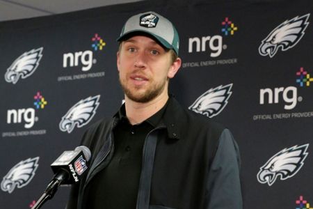 Nick Foles can't weigh down Eagles, because they can lift him up