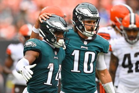 Philadelphia Eagles safety K'Von Wallace (42) warms up before the