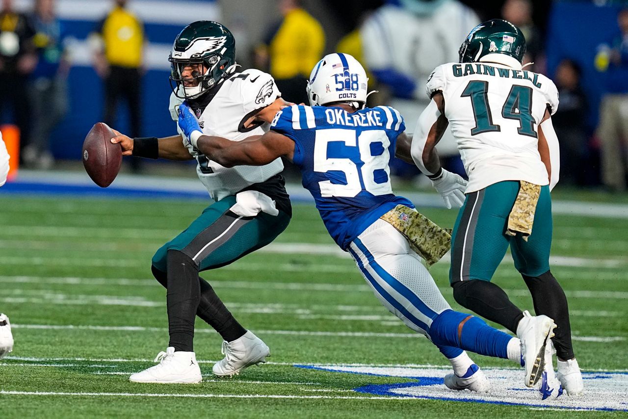 Jalen Hurts' late TD run gives Eagles 17-16 win over Colts