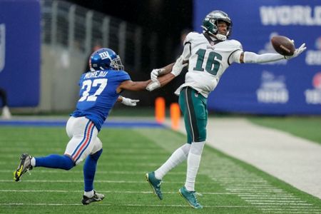 Eagles clinch playoffs with 48-22 win over Giants