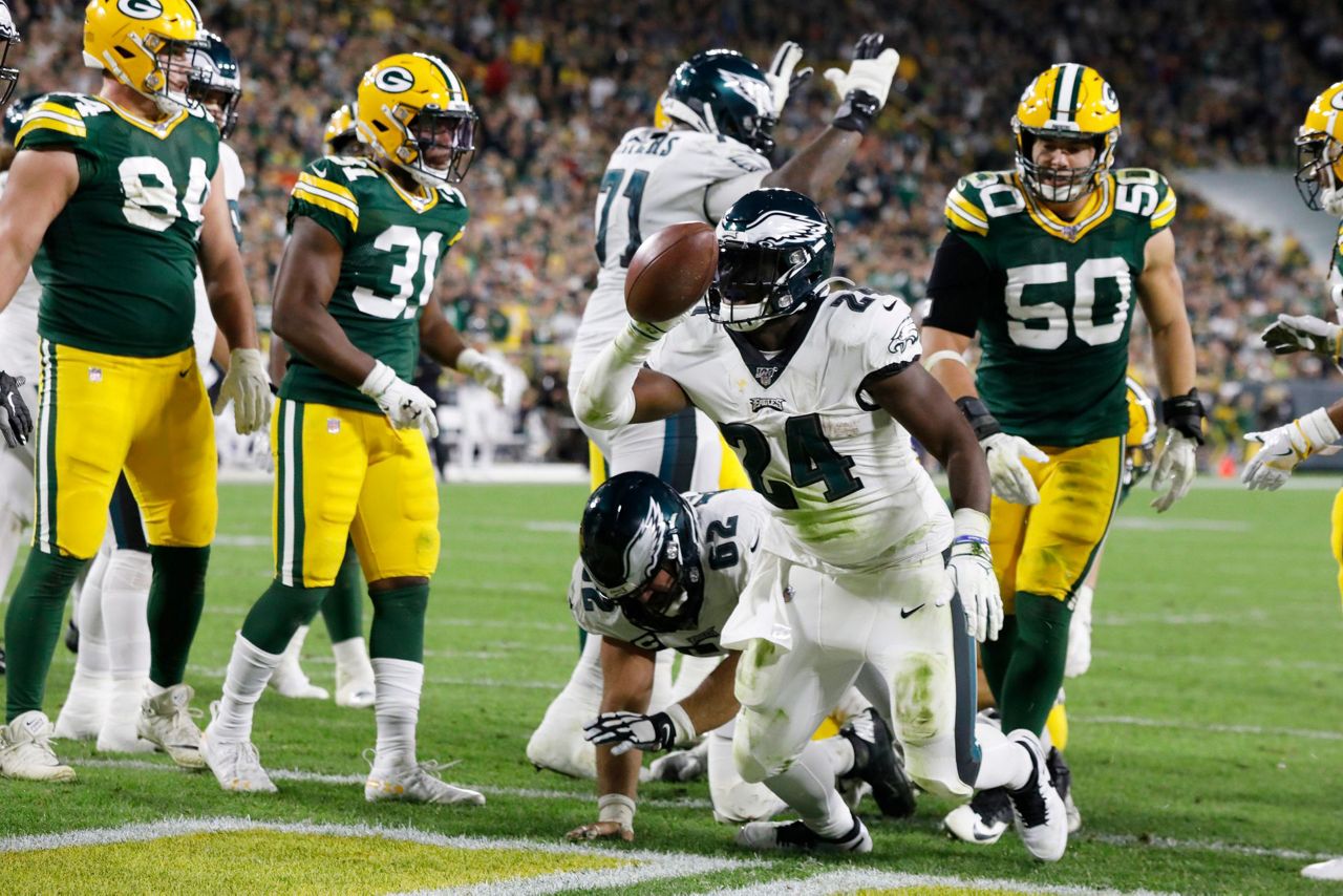 Eagles pick off Rodgers' late pass, beat Packers 34-27