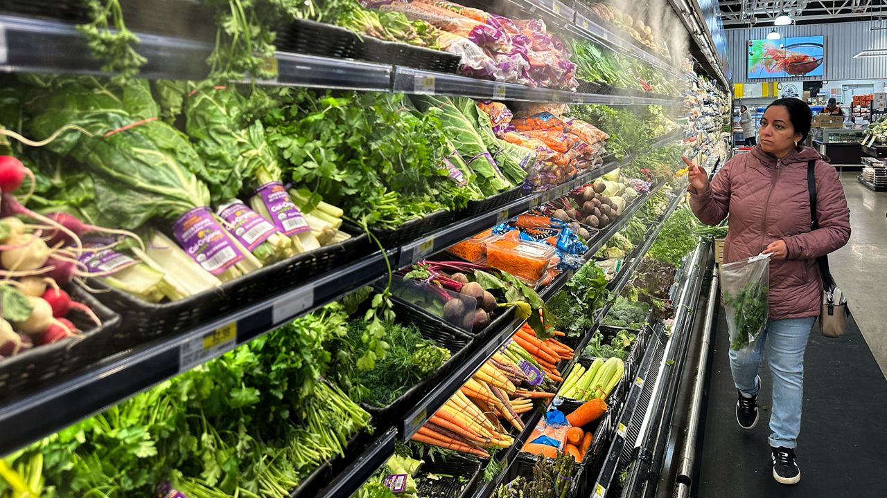 U.S. economy expanded at sluggish 0.7% in fourth quarter, government says, downgrading first estimate