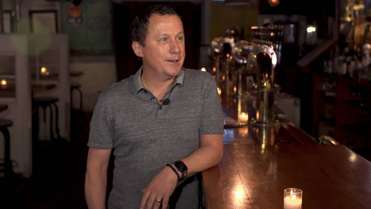 Eddie Travers, ιδιοκτήτης της ταβέρνας της Γαλλίας (Spectrum News)