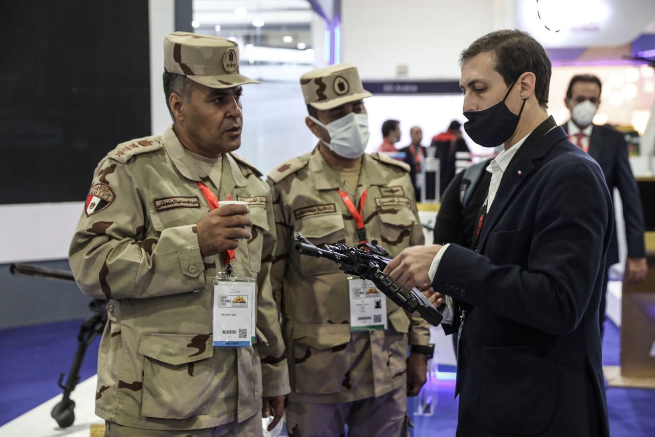 Pembeli teratas Mesir berbelanja di pameran senjata internasionalnya