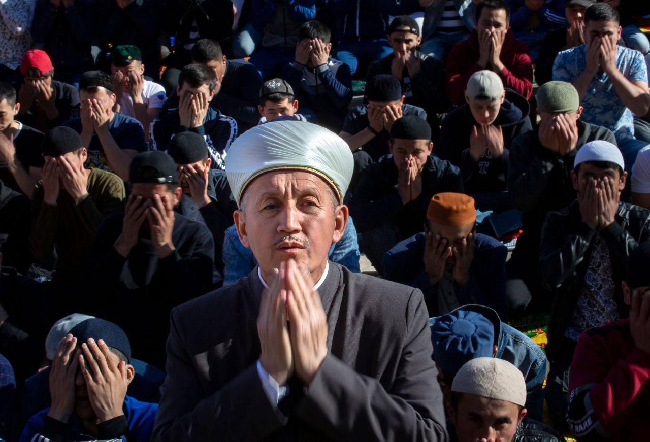 Faithful Muslims around the world begin celebrating Eid