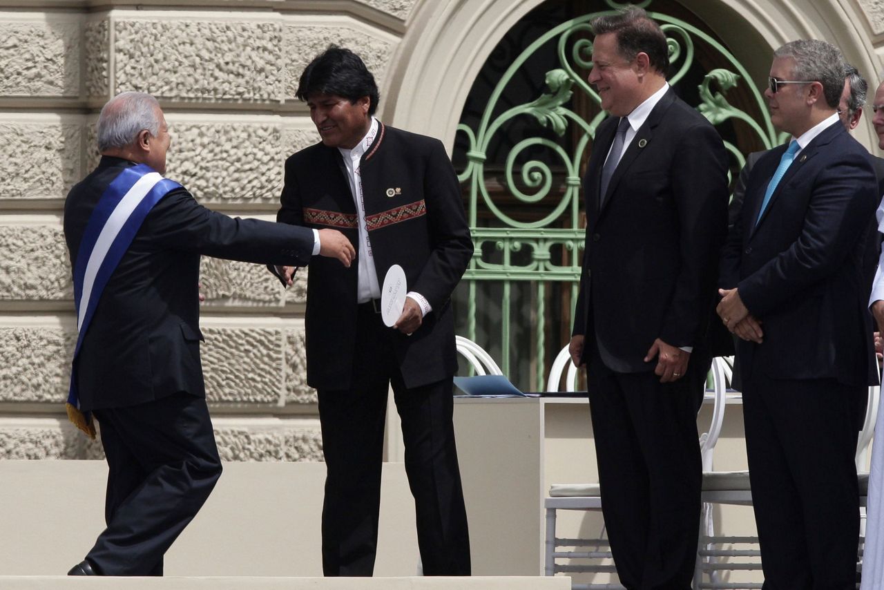 El Salvador's president sworn in, ending 2-party dominance