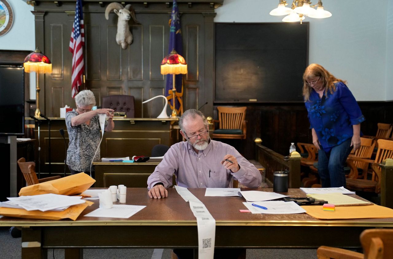 Amid fears of voting machines, Nevada approves hand counting