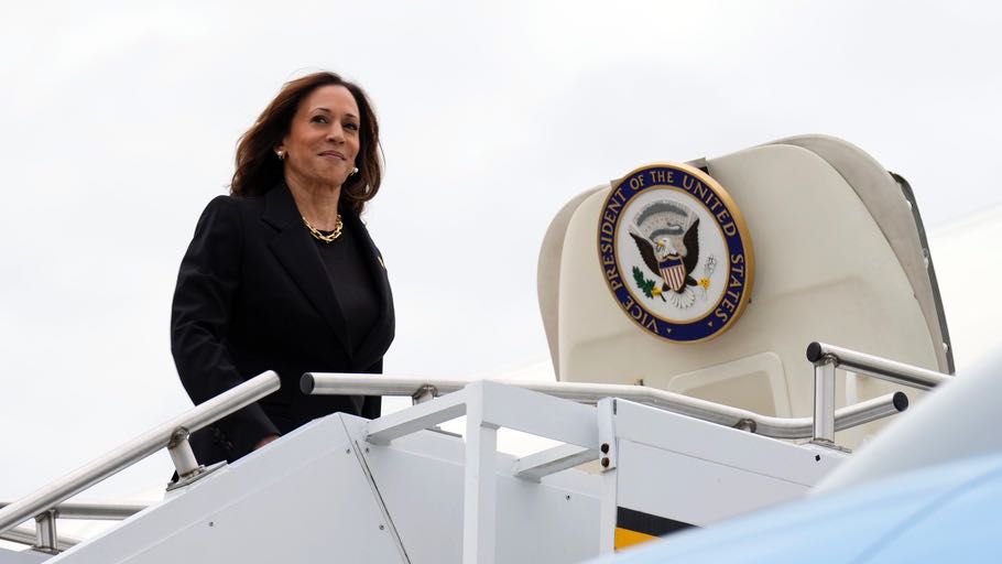 Democratic presidential nominee Vice President Kamala Harris boards Air Force Two, at the 171st Air Refueling Wing, Wednesday, Sept. 25, 2024, in Coraopolis, Pa., on return to Washington after speaking about the economy in Pittsburgh. (AP Photo/Jacquelyn Martin)