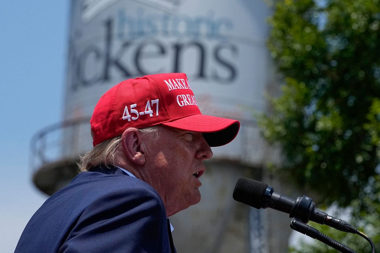 Trump returns to campaign rallies, draws thousands to small South ...
