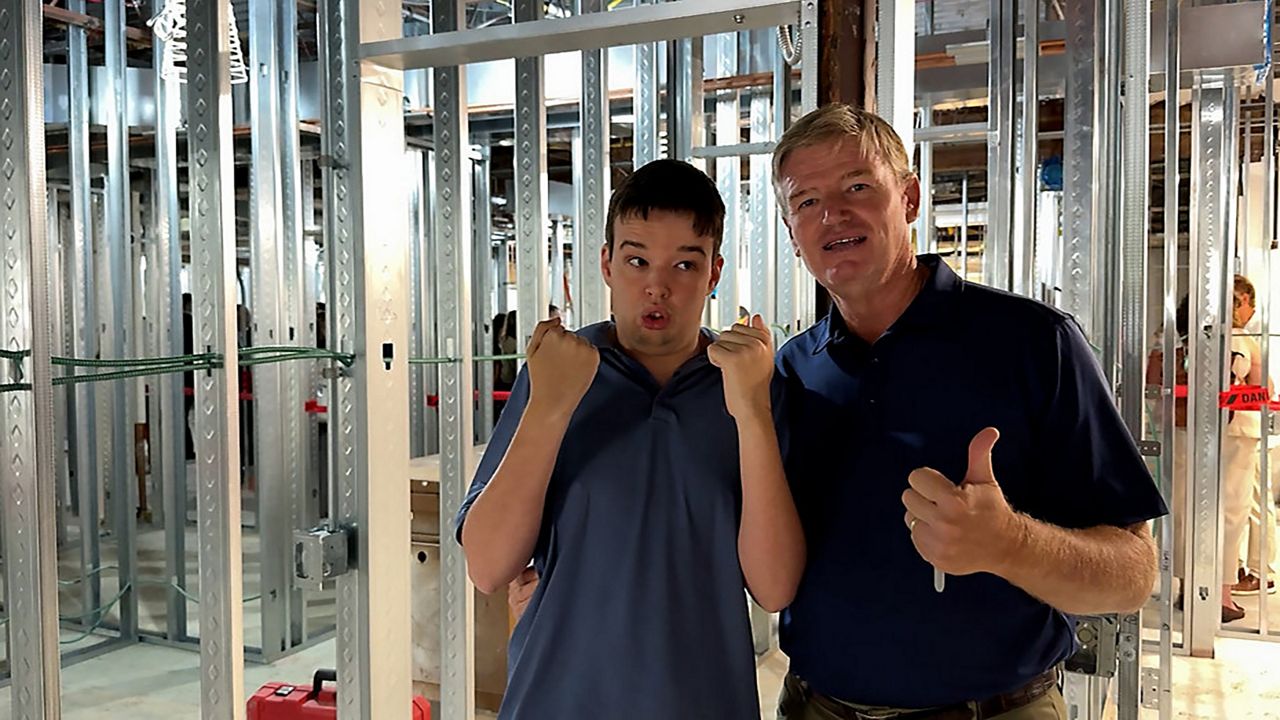 Ernie Els visits Tom and Jill Zidian Autism Center at Akron Children’s Hospital